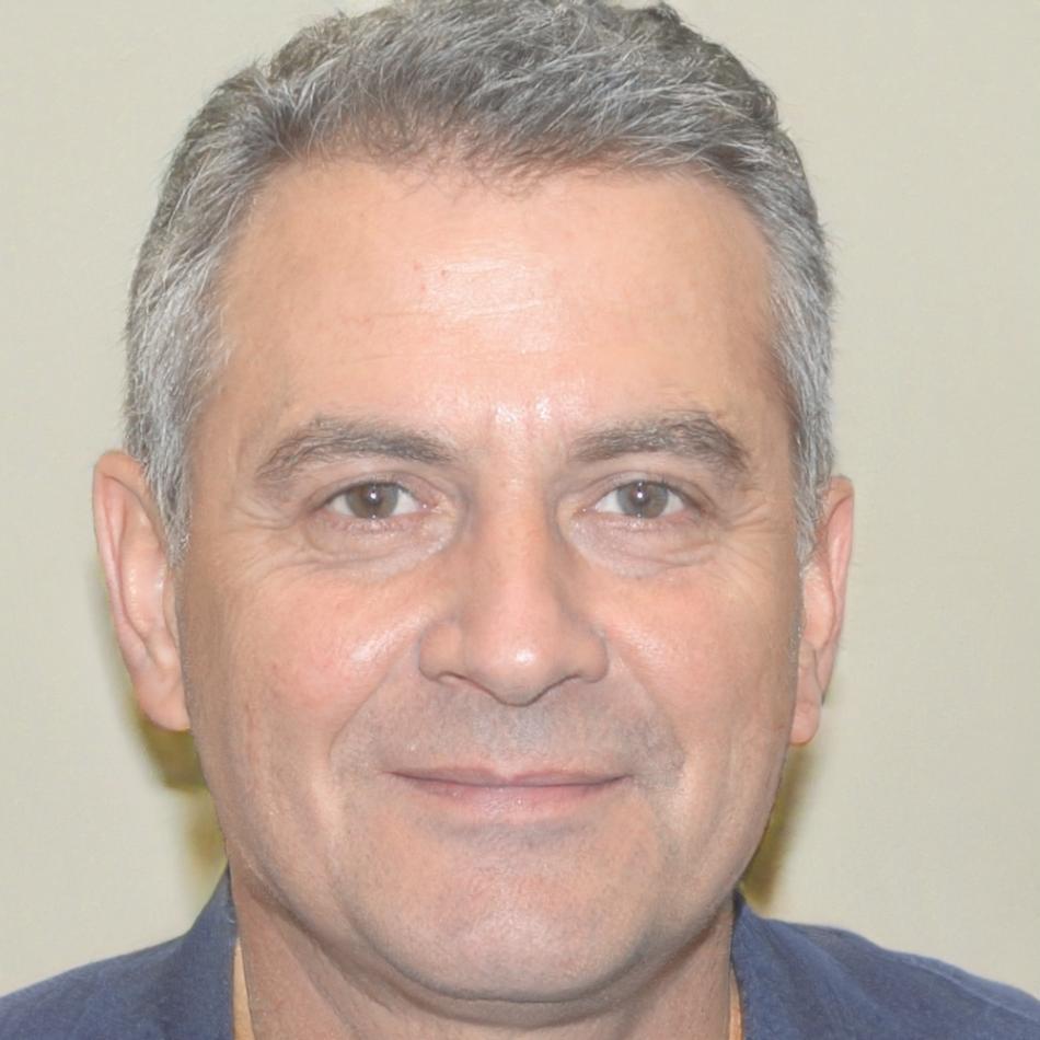 Imagen profesional de Andrés Figueroa, director de investigación económica